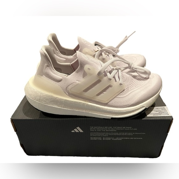 NIB Adidas Women’s Ultra Boost 22 Running Sneakers in White in size 7 - Picture 5 of 12